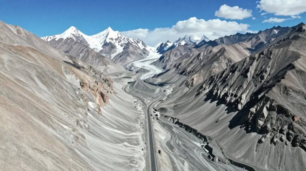 Karakoram Highway, Pakistan and China